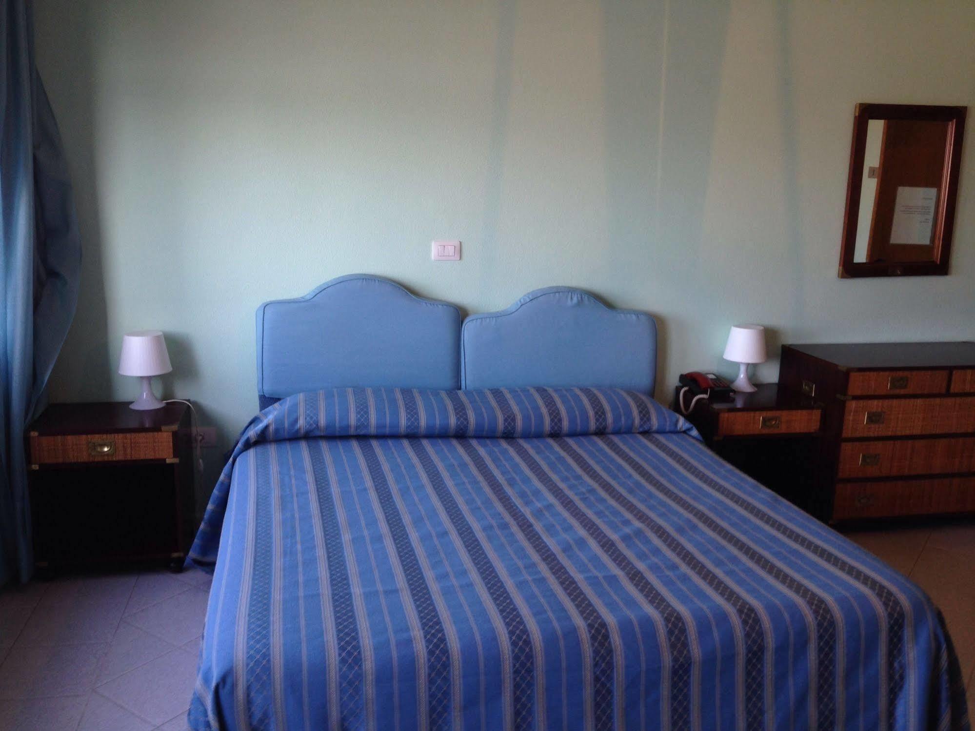 Hotel De Plam Олбия Екстериор снимка