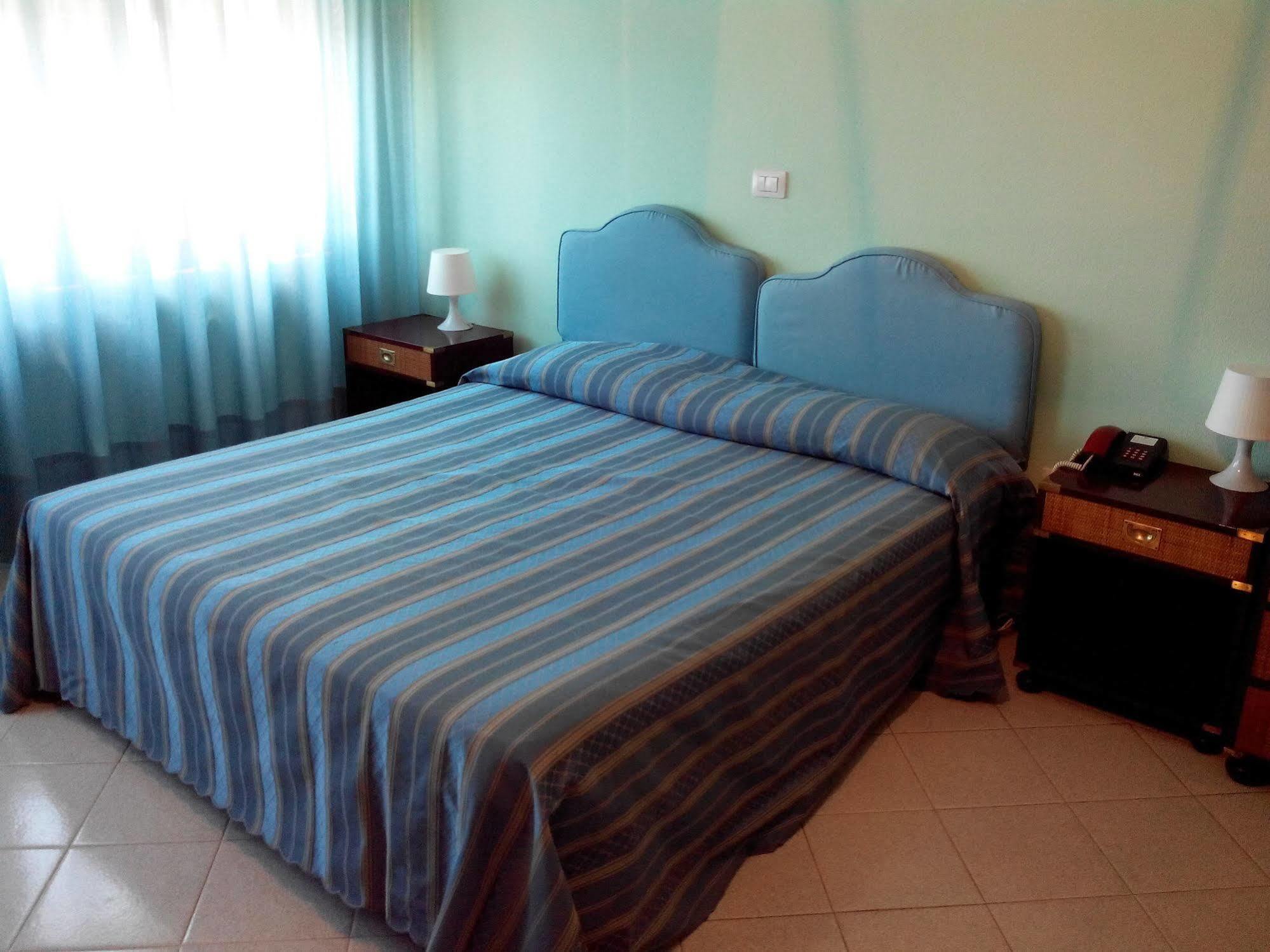 Hotel De Plam Олбия Екстериор снимка